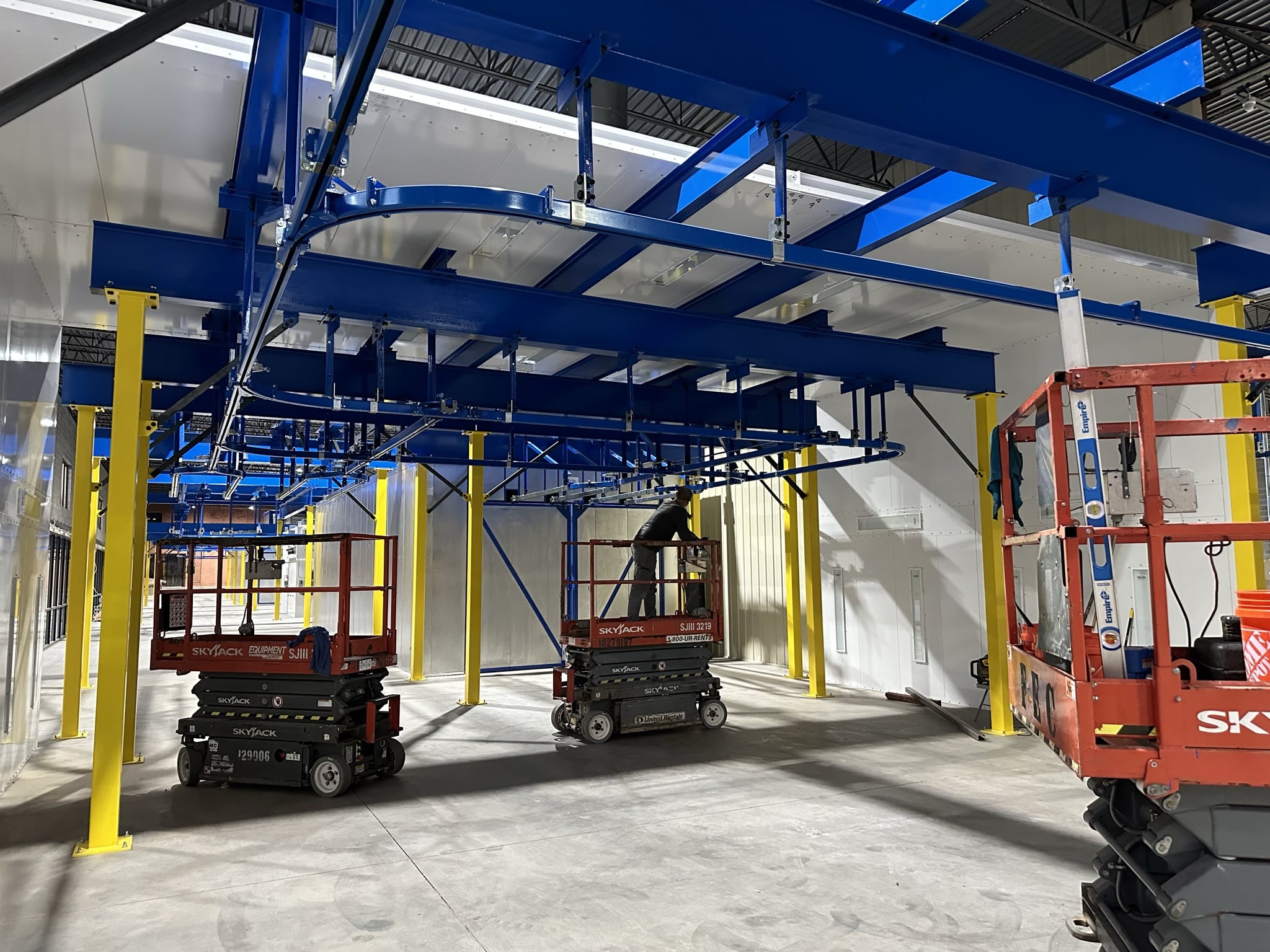 Overhead conveyor installation